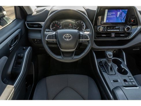 Used 2023 Toyota Highlander LE image 19