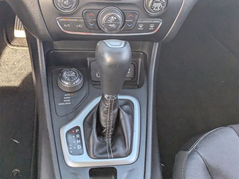 Used 2018 Jeep Cherokee Latitude Plus w/ Comfort/Convenience Group image 21