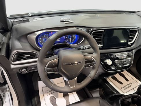 Used 2025 Chrysler Pacifica Select FWD image 17