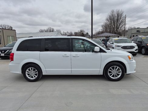 Used 2019 Dodge Grand Caravan SXT image 4