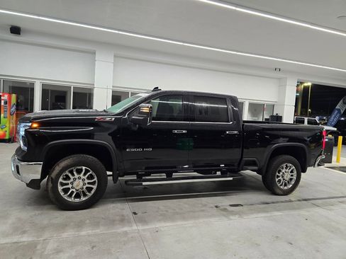 Used 2024 Chevrolet Silverado 2500 LTZ w/ LTZ Plus Package AWD/4WD image 3