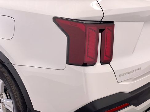 Certified 2025 Kia Sorento LX FWD image 9