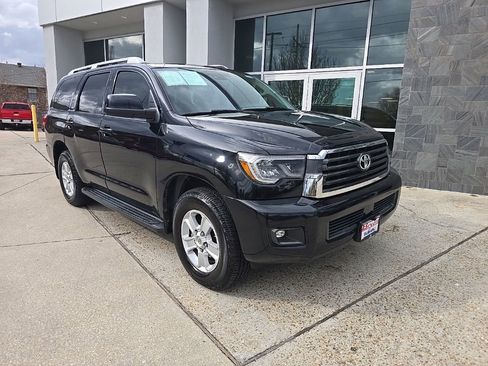 Used 2019 Toyota Sequoia SR5 w/ Premium Package image 3