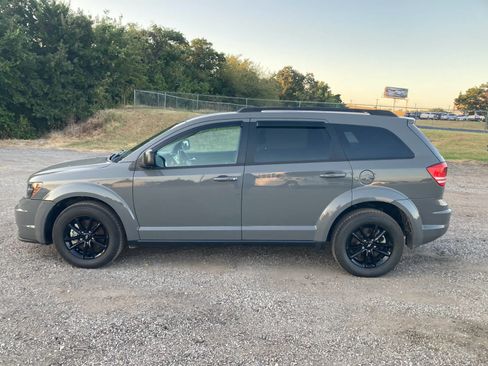 Used 2020 Dodge Journey SE w/ Blacktop Package FWD image 3