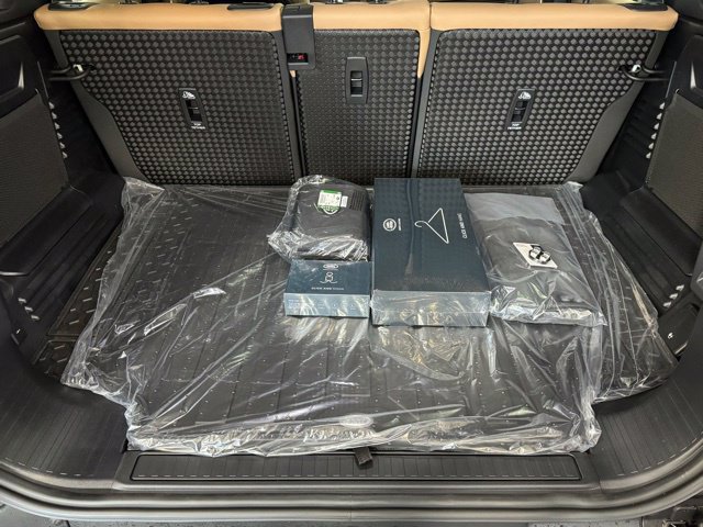 New 2025 Land Rover Defender 110 X-Dynamic SE AWD/4WD image 32