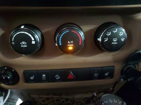 Used 2016 Jeep Wrangler Unlimited Sahara w/ Max Tow Package AWD/4WD image 17