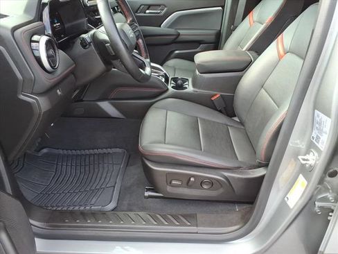 Used 2024 Chevrolet Colorado Z71 w/ Z71 Convenience Package 2 AWD/4WD image 12
