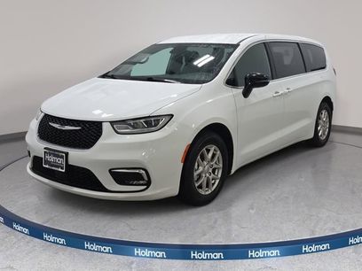 Used 2025 Chrysler Pacifica Select