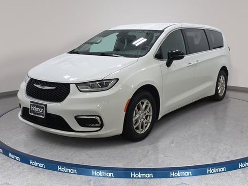 Used 2025 Chrysler Pacifica Select FWD image 1