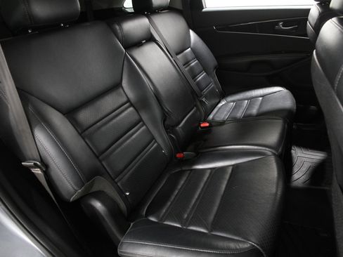 Used 2020 Kia Sorento EX image 18