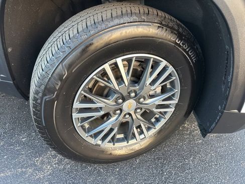 Used 2025 Chevrolet Traverse LT image 9