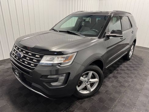 Used 2017 Ford Explorer XLT w/ XLT Technology Feature Bundle AWD/4WD image 44