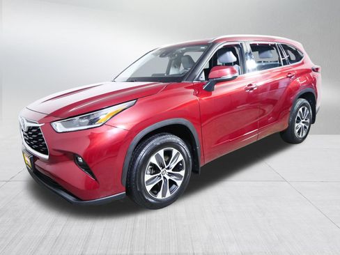 Used 2021 Toyota Highlander XLE image 3