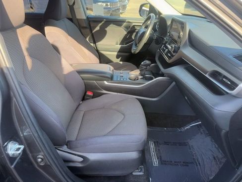 Used 2023 Toyota Highlander LE image 29