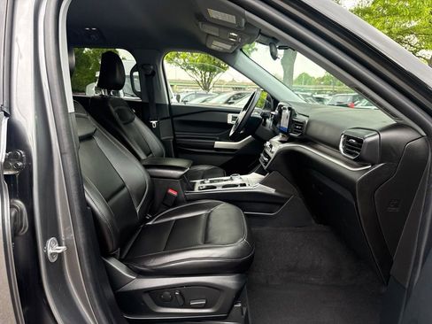 Used 2022 Ford Explorer XLT w/ Equipment Group 202A AWD/4WD image 31