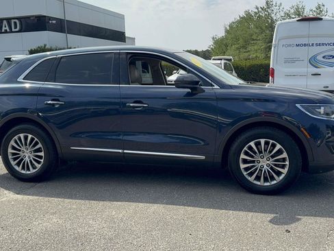 Used 2017 Lincoln MKX Select w/ Select Plus Package FWD image 3