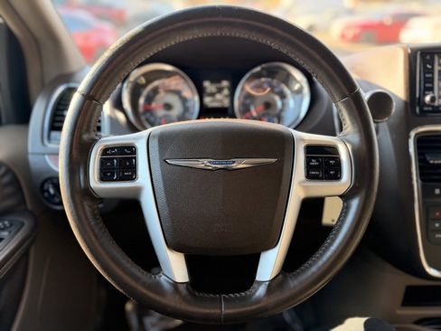 Used 2015 Chrysler Town & Country Touring image 24