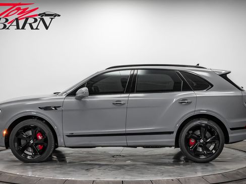 Used 2022 Bentley Bentayga image 2