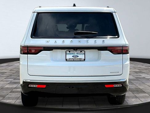 Used 2024 Jeep Wagoneer L Series II w/ Flexible Seating Group AWD/4WD image 5