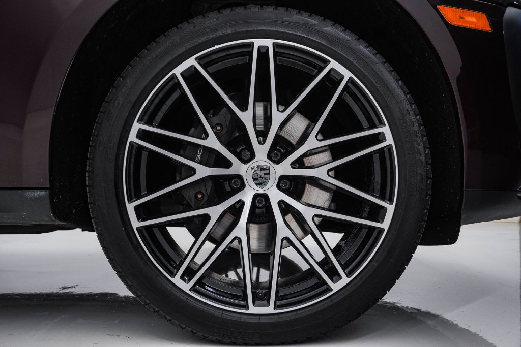 Certified 2023 Porsche Macan Turbo AWD/4WD image 10