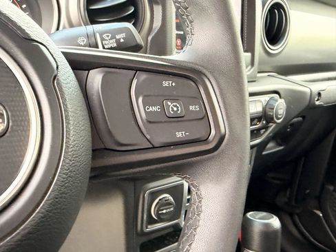Used 2023 Jeep Gladiator Sport AWD/4WD image 15