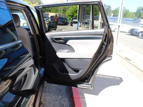 Used 2022 Toyota Highlander LE AWD/4WD image 17