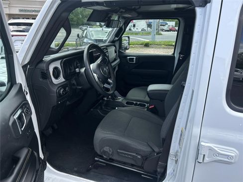 Used 2024 Jeep Wrangler Sahara image 11