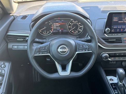 Used 2025 Nissan Altima 2.5 SV FWD image 29