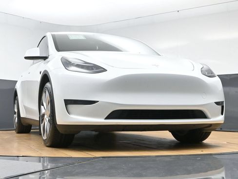 Used 2023 Tesla Model Y Long Range AWD/4WD image 55