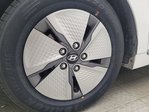 Used 2020 Hyundai Ioniq SE FWD image 31