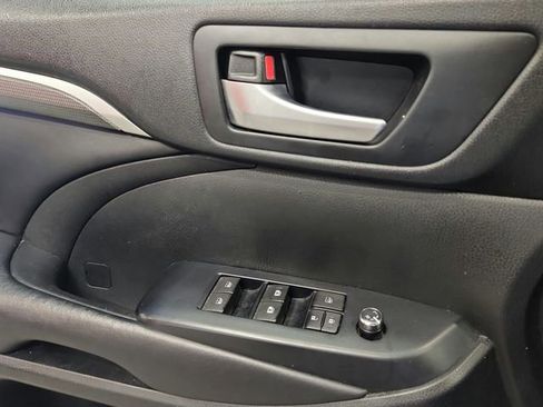 Used 2017 Toyota Highlander SE FWD image 27