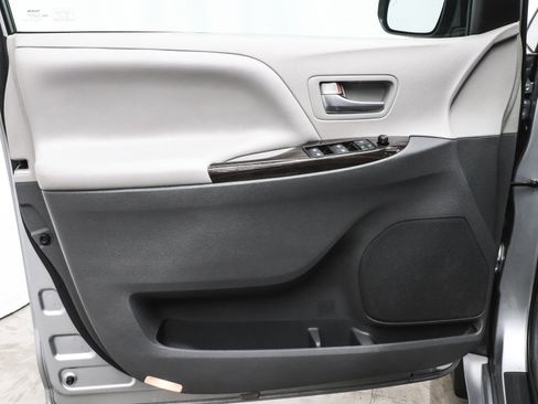 Used 2016 Toyota Sienna XLE Premium image 12