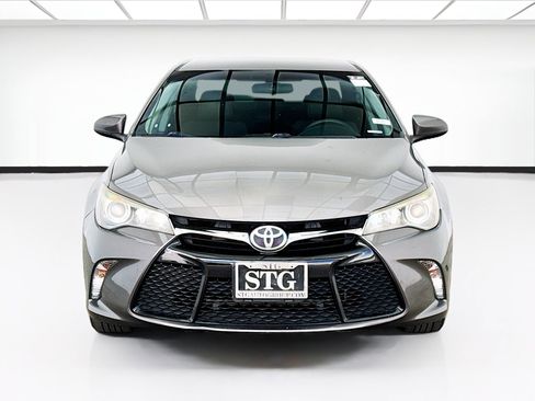 Used 2017 Toyota Camry SE FWD image 2