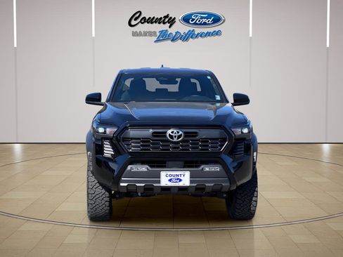 Used 2025 Toyota Tacoma TRD Off-Road AWD/4WD image 12