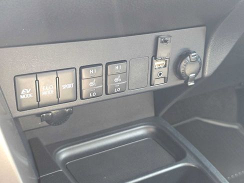 Used 2018 Toyota RAV4 Limited w/ Advanced Technology Package AWD/4WD image 30