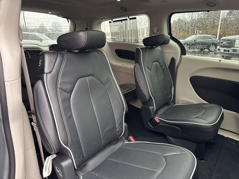 Used 2024 Chrysler Pacifica Limited image 27