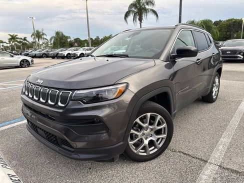 Used 2022 Jeep Compass Latitude w/ Sun and Sound Group AWD/4WD image 3