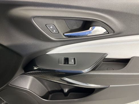 Used 2025 Chevrolet Trax LT w/ LT Convenience Package image 11