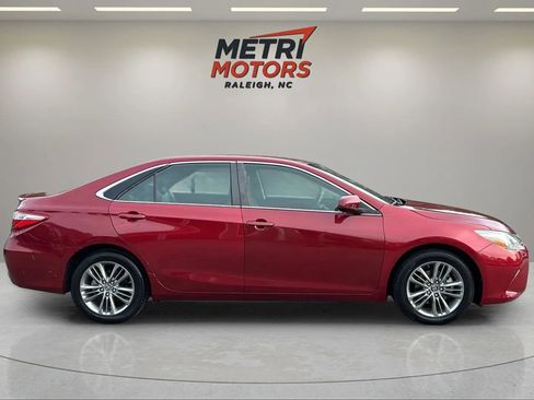 Used 2015 Toyota Camry SE image 3