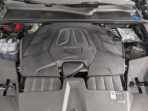 Certified 2025 Porsche Cayenne AWD/4WD image 26