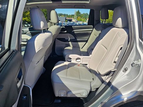 Used 2019 Toyota Highlander Limited Platinum AWD/4WD image 24