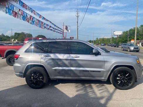 Used 2018 Jeep Grand Cherokee Altitude image 4