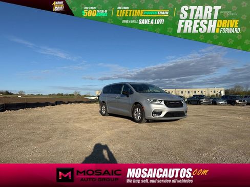 Used 2024 Chrysler Pacifica Touring-L FWD image 1
