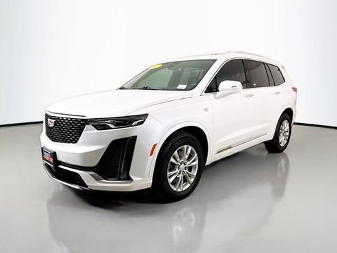 Used 2025 Cadillac XT6 Luxury FWD image 3