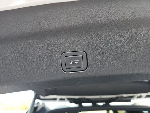 Used 2025 Chevrolet Tahoe High Country image 12