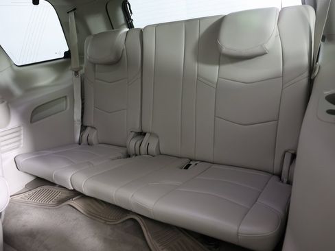 Used 2016 Cadillac Escalade Luxury image 2