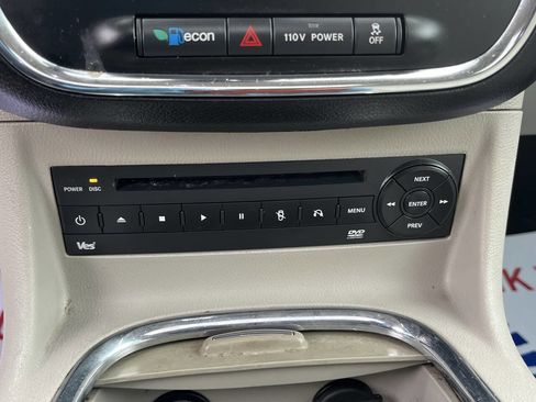 Used 2012 Chrysler Town & Country Limited w/ Luxury Group FWD image 22
