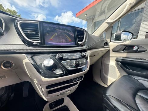 Used 2023 Chrysler Pacifica Touring-L AWD/4WD image 24