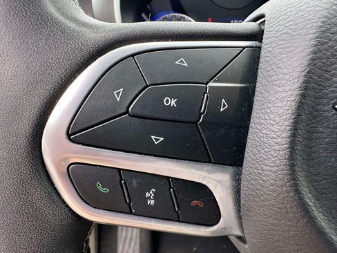 Used 2023 Chrysler Pacifica Touring-L FWD image 13