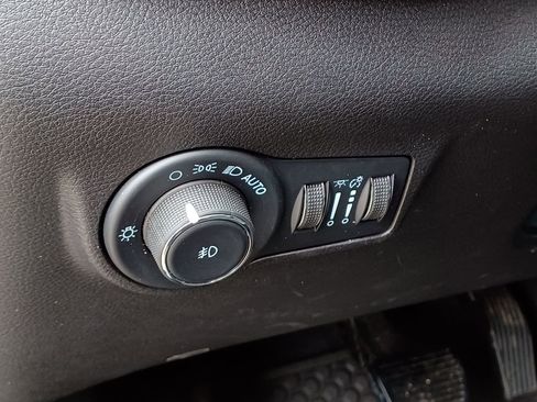 Used 2023 Jeep Compass Trailhawk w/ Trailhawk Convenience Group AWD/4WD image 13